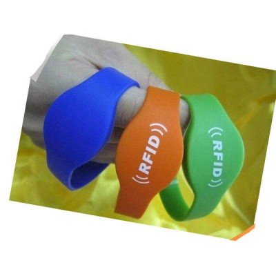 2015 bulk cheap silicone wristbands with debossed logo and text